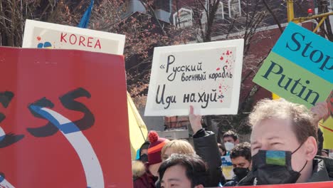 Nahaufnahme-Von-Plakaten-Während-Der-Demonstration-Der-Ukrainer-In-Seoul-Gegen-Die-Russische-Invasion-In-Der-Ukraine