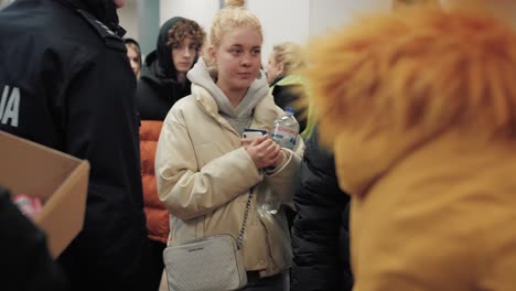 Ukrainische-Flüchtlinge-Strömen-In-Scharen-Durch-Den-Bahnhof