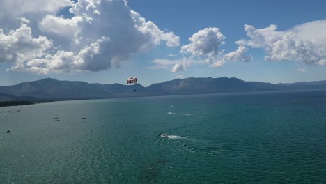 Parapente-Sobre-El-Hermoso-Lago-Tahoe-En-California---Toma-Aérea-De-Drones