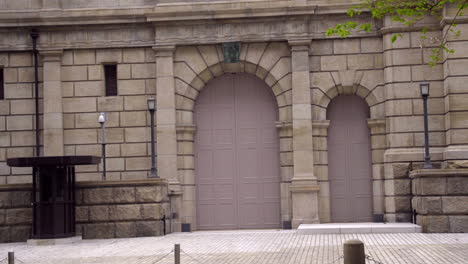 Tokio,-Japón,-Alrededor-De-Abril-De-2020:-Edificio-Protegido,-Banco-De-Japón,-En-El-Centro-Antiguo-Del-Distrito-Financiero-Central,-Día-De-Primavera,-Inclinación-Hacia-Abajo