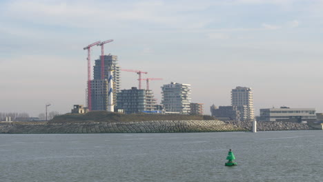 Trabajos-De-Construcción-De-Edificios-Cerca-De-Ostende,-Bélgica,-Primer-Plano-Del-Mar-Del-Norte