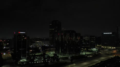 Panorama-Aéreo-Nocturno-Del-Paisaje-Urbano-Del-Centro-De-Long-Beach-California
