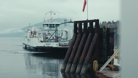 Pequeño-Ferry-De-Pasajeros-Que-Llega-Al-Muelle-En-Un-Tranquilo-Puerto-Costero