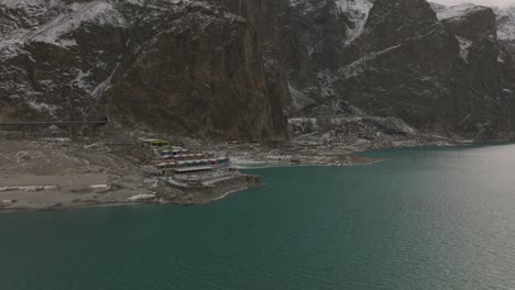 Vista-Aérea-Del-Lago-Attabad-Al-Lado-De-La-Autopista-Karakoram,-Valle-De-Hunza-En-Gilgit-baltistán,-Pakistán---Disparo-De-Drones