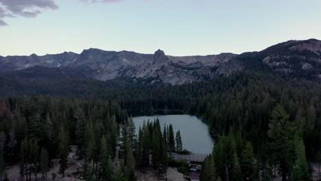 Tranquil-Scenery-Of-Mountains-With-Dense-Conifer-Forest-At-Twin-Lakes-In-California