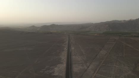 Der-Pan-American-Highway-Verläuft-Direkt-An-Mehreren-Nazca-Geoglyphen-In-Peru-Vorbei