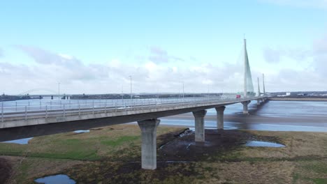 Mersey-Gateway-Wahrzeichen-Luftaufnahme-über-Der-Mautpflichtigen-Hängebrücke,-Die-Den-Fluss-überquert,-Langsam-Ansteigende-Aufnahme