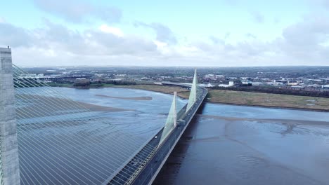 Mersey-Gateway,-Wahrzeichen,-Luftaufnahme-über-Der-Mautpflichtigen-Hängebrücke,-Die-Den-Fluss-überquert,-Aus-Nächster-Nähe-Auf-Dem-Kabel,-Umgekehrte-Aufnahme