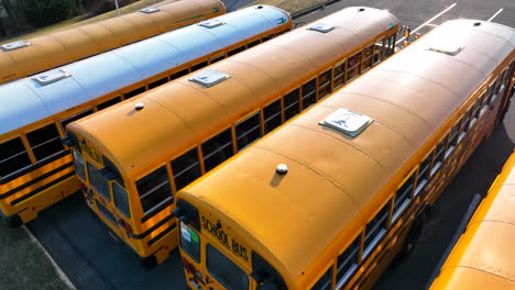 Fila-De-Autobús-Escolar-Amarillo-Listo-Para-Transportar-A-Estudiantes-De-Escuelas-Públicas-En-EE.UU.