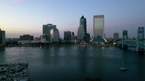 Horizonte-Del-Centro-De-Jacksonville-Por-La-Noche-Desde-Southbank-En-Jacksonville,-Florida,-Estados-Unidos