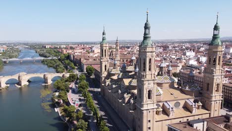 Zaragoza,-Aragon,-Spanien---Luftdrohnenaufnahme-Der-Kathedralenbasilika-Unserer-Lieben-Frau-Von-Der-Säule,-Brücken-Und-Fluss-Ebro