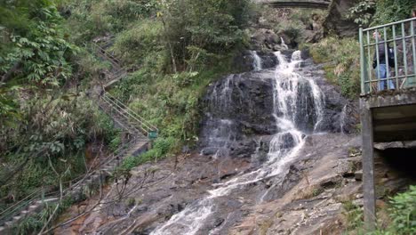 Tourist-Blickt-Auf-Riesigen-Silbernen-Wasserfall-Im-Norden-Vietnams