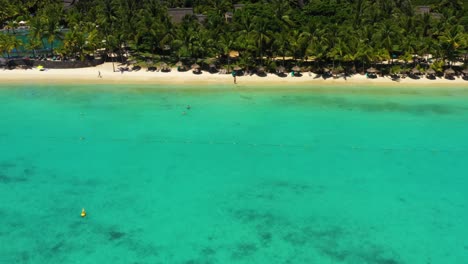 Gleiten-Sie-über-Einen-Sonnigen-Pier-Und-Das-Kristallklare-Meer-In-Trou-Aux-Biches,-Mauritius