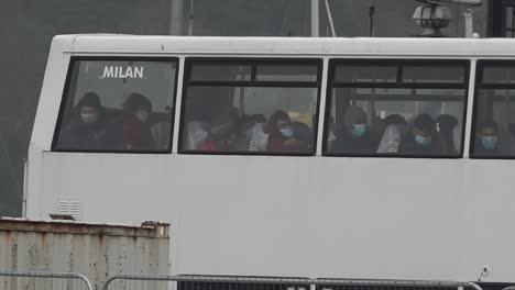 Migrantes-Esperan-En-Un-Autobús-Para-Ser-Llevados-A-Un-Centro-De-Procesamiento-En-El-Puerto-De-Dover,-Reino-Unido