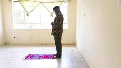 A-kenya-Muslim-police-officer-praying