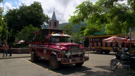 Klassischer-LKW-Parkte-Vor-Einer-Kirche-In-Valparaíso,-Kolumbien