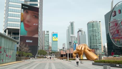 Frieden-Für-Ukraine-Werbung-Auf-Großer-Gebäudeanzeige-Im-Zentrum-Von-Seoul---Coex-Geschäftsviertel-Und-Stadtskyline