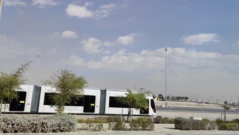 Los-Servicios-Han-Comenzado-A-Funcionar-En-La-Línea-Amarilla-De-La-Red-De-Tren-Ligero-De-La-Ciudad-De-La-Educación,-Proporcionando-Conexiones-Entre-El-Estadio-De-La-Ciudad-De-La-Educación-Y-La-Línea-Verde-Del-Metro-De-Qatar-En-Al-Shaqab