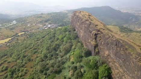 Mittelalterliche-Hügelfestung-Lohgad-In-Indien-Mit-Herrlichem-Blick-Auf-Lonavla