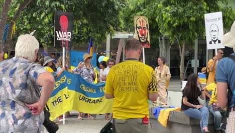 Los-Manifestantes-Respondieron-Al-Llamado-Del-Presidente-De-Ucrania,-Volodymyr-Oleksandrovych-Zelenskyy,-Para-Organizar-Una-Manifestación-Mundial-Para-Protestar-Contra-La-Inhumana-Invasión-Rusa-En-Ucrania-En-Brisbane-Square