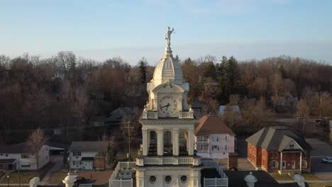 Ionia-County-Michigan-Historisches-Gerichtsgebäude-Mit-Herausgezogenem-Drohnenvideo
