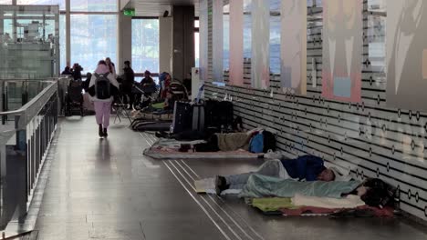 Refugiados-Ucranianos-Durmiendo-En-El-Corredor-De-La-Estación-Central-De-Tren-En-Varsovia,-Polonia