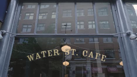 Water-St-Cafe-Ventana-De-Entrada-Frontal-Amplio-ángulo-Panorámico-Hacia-Abajo-En-El-Cartel-En-Un-Día-Soleado-En-El-Centro-De-Vancouver-Bc