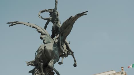 Rotierende-Aufnahme-Der-Pegasus-Statue-Vor-Dem-Bellas-Artes-Palast-In-Mexiko-Stadt