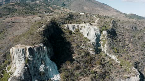 Drone-Volando-Sobre-Las-Formaciones-Rocosas-De-Hierve-El-Agua-En-Oaxaca,-México
