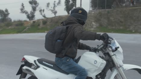 Junger-Mann-Auf-Yamaha-XT-600cc-Enduro-Motorrad-Fährt-Weg