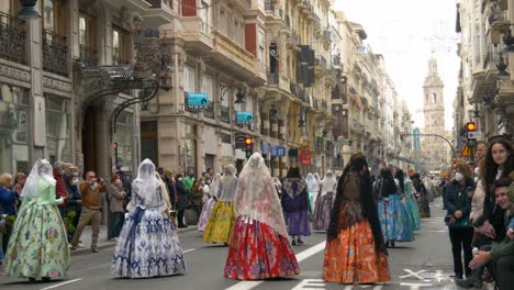 Eine-Gruppe-Spanischer-Frauen-In-Traditionellen-Kleidern-Geht-Eine-Alte-Straße-In-Valencia-Entlang,-Während-Sie-Am-Fallas-Festival-Teilnehmen