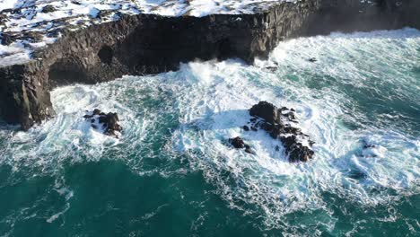 Epische-Luftaufnahmen-Der-Rauen-Und-Wunderschönen-Isländischen-Wasserlandschaft
