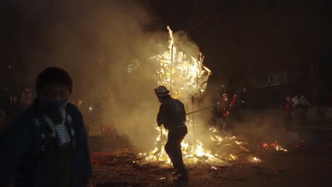 Flotador-Del-Festival-Sagicho-Quemado-De-4k-En-La-Noche-En-El-Matsuri-Japonés