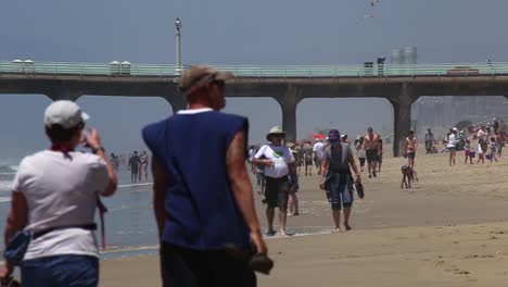 Crowd-Of-People-Walking-At-Manhattan-Beach-In-Summer