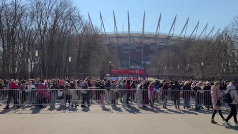 Refugiados-Ucranianos-Haciendo-Fila-En-El-Estadio-Pge-Naradowy-En-Polonia