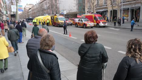 Los-Residentes-Miran-Con-Curiosidad-Un-Simulacro-De-Evacuación-De-Emergencia-Médica-Y-Policial-En-Madrid,-España