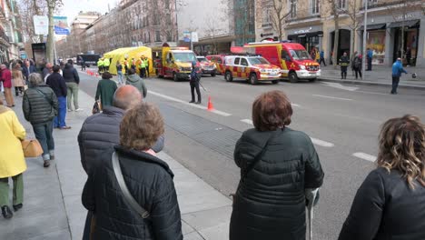 Bewohner-Schauen-Neugierig-Auf-Eine-Polizeiliche-Und-Medizinische-Notevakuierungsübung-In-Madrid,-Spanien