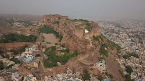 Rotierende-Luftaufnahmen-Der-Markanten-Festung-Mehrangarh-Und-Der-Umgebung-Von-Jodhpur