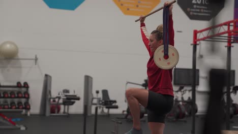 Atleta-De-Taekwondo-Hace-Ejercicio-De-Rehabilitación-De-Rodilla-En-El-Gimnasio