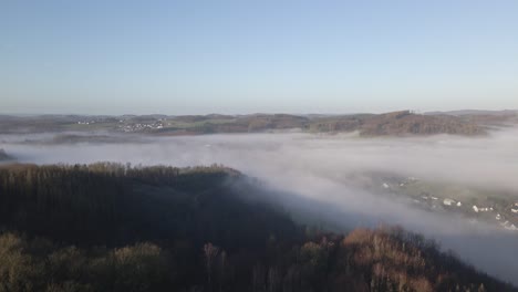 Ein-Deutsches-Dorf,-Das-Bei-Sonnenaufgang-Vollständig-Von-Einer-Dicken-Nebelschicht-Bedeckt-Ist