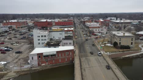 Owosso-Skyline-Der-Innenstadt-Von-Michigan-Mit-Drohnenvideo,-Das-Sich-Seitwärts-Bewegt