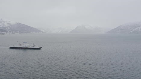 Ferry-between-Olderdalen-and-Lyngseidet-in-Kåfjord,-Norway