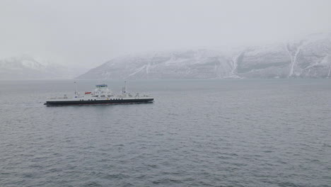 Ferry-Navegando-En-La-Costa-De-Noruega