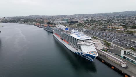 Vista-Aérea-Sobre-Un-Crucero-En-La-Terminal-Del-Centro-Mundial-De-Cruceros-De-Los-ángeles---Aumento,-Disparo-De-Drones