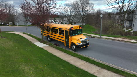 Autobús-Escolar-Amarillo-Estacionado-A-Lo-Largo-De-La-Calle-En-Estados-Unidos