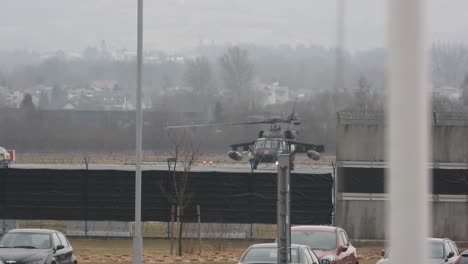 Helicóptero-Militar-Aterrizando-En-La-Base-De-La-Otan-Del-Aeropuerto-Rzeszow-jasionka-Para-Apoyar-A-Ucrania-En-Una-Crisis-Humanitaria