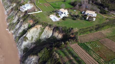 Unglaubliche-Luftaufnahme-Flugpanorama-übersicht-Drohnenaufnahmen-Einer-Luxusvilla-Im-Paradies-Wilde-Natur-Schlucht-Traumstrand-Malibu-Korfu-Griechenland