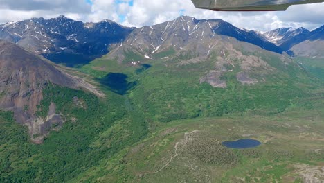 Pequeño-Vuelo-En-Avión-En-El-Valle-De-Matanuska-Y-A-Lo-Largo-De-La-Cordillera-De-Talkeetna-Al-Oeste-De-Palmer-Alaska