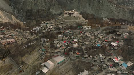 Vuelo-Aéreo-Sobre-El-Remoto-Pueblo-De-La-Ladera-En-El-Valle-De-Hunza-En-Pakistán