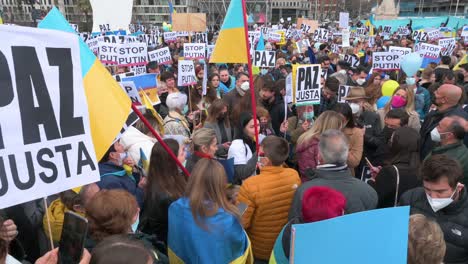 Tausende-Demonstranten-Demonstrieren-Bei-Einer-Antikriegskundgebung-Zur-Unterstützung-Der-Ukraine-In-Madrid,-Spanien